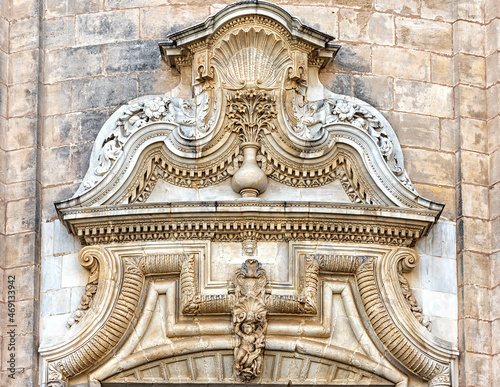 Catedral de la Santa Cruz sobre el mar y sus detalles en Cádiz, España 