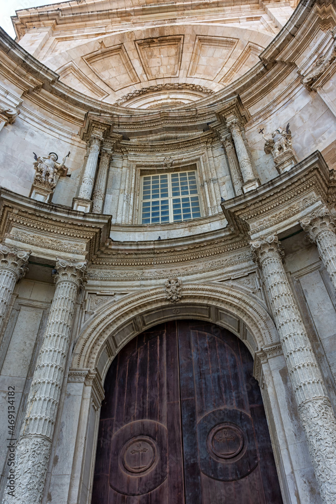 Catedral de la Santa Cruz sobre el mar y sus detalles en Cádiz, España	
