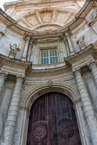 Catedral de la Santa Cruz sobre el mar y sus detalles en C  diz  Espa  a  