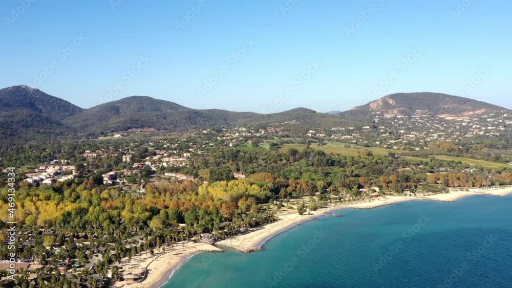 survol de Port-grimaud dans le golfe de Saint-Tropez sur la côte d'azur en France survol de Port-grimaud dans le golfe de Saint-Tropez sur la côte d'azur en France