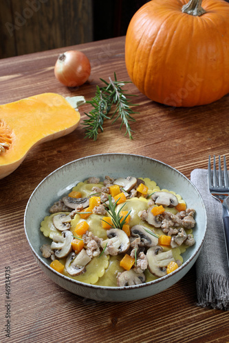 ravioli con zucca salsiccia e funghi photo