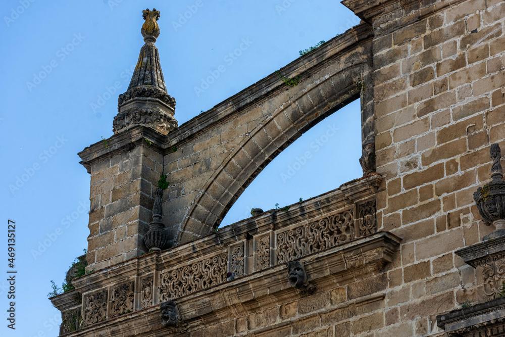 Contrafuertes de la fachada de la Catedral de Nuestro Señor de San Salvador en Jerez de la Frontera, Cádiz, España