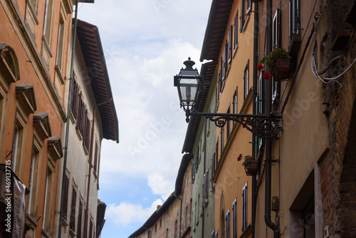 Fassaden  mit Himmel und Wolken in Italien  Volterra