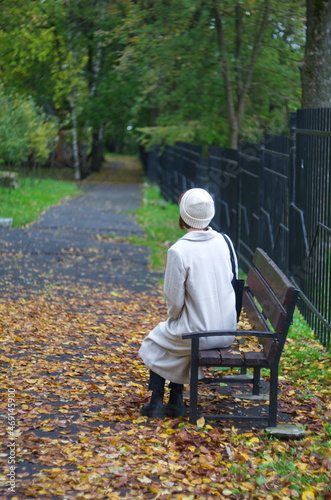  A girl in an autumn park.