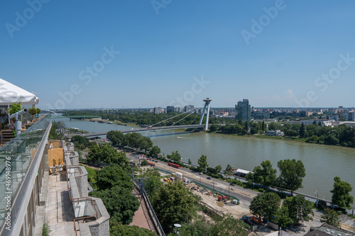 Skyline mit der Brücke des nationalen Aufstandes in Bratislava