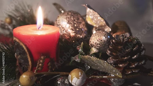 Centro tavola con candela. Decorazione di natale.