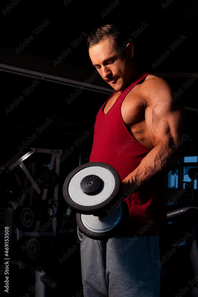 Hartes Training im Fitness mit Ziel auf den Bizeps Hartes Training im Fitness mit Ziel auf den Bizeps