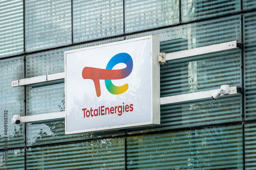 stockfoto-total-energies-logo-on-the-front-of-the-headquarters-building