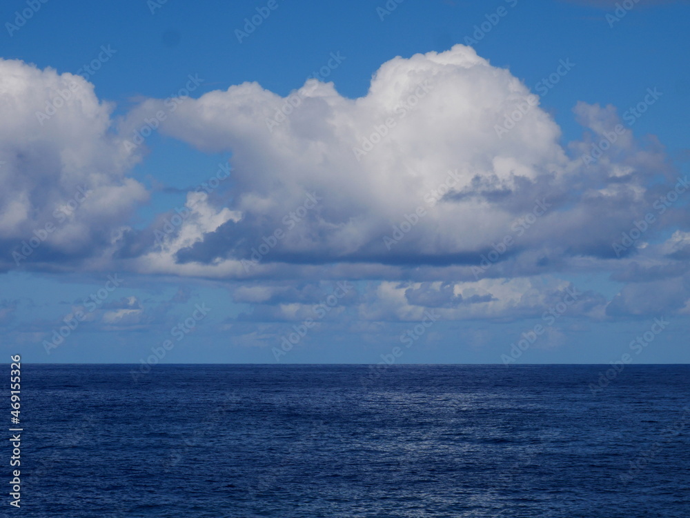 Paisaje de mar y nubes