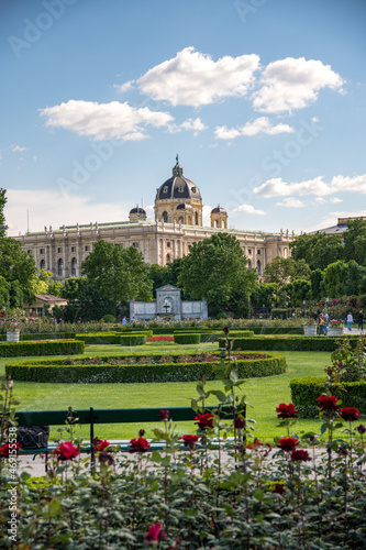 Wiener Museum mit Park im Frühling