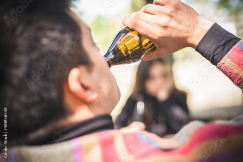 Canvastavla Couple chugging bottle beer. Express drinking and fast get drunk