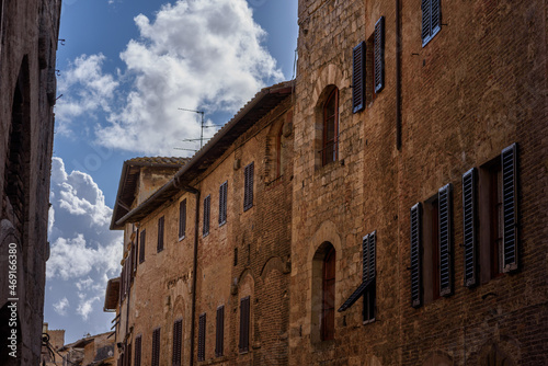 Geschlechtert  rme in San Gimignano  Toskana   bei Himmel und Wolken mit Sonnenschien