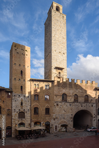 Geschlechtertürme in San Gimignano, Toskana, bei Himmel und Wolken mit Sonnenschien