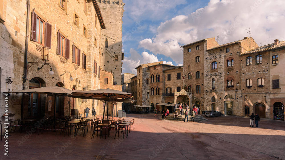 Geschlechtertürme in San Gimignano, Toskana,  bei Himmel und Wolken mit Sonnenschien