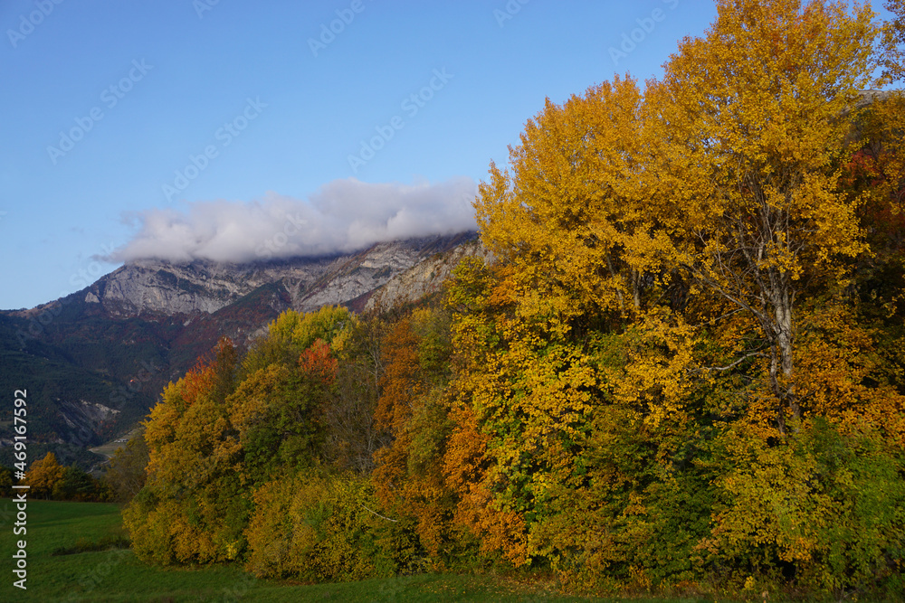 Fototapeta premium autumn landscape in the mountains southern alps france