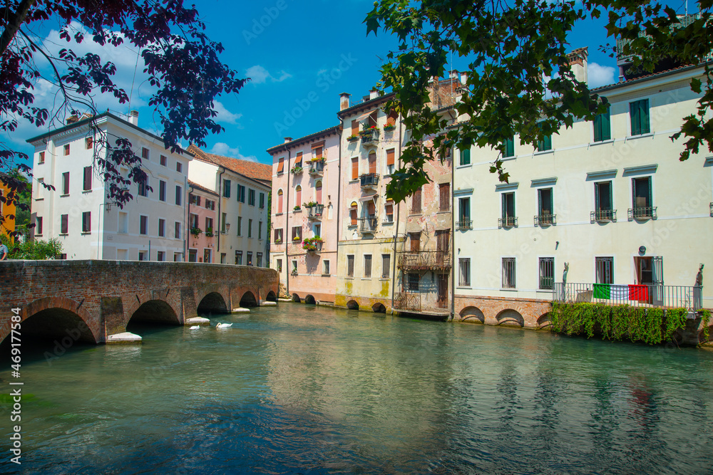 Obraz premium canalview in the city of Verona on a sunny day 