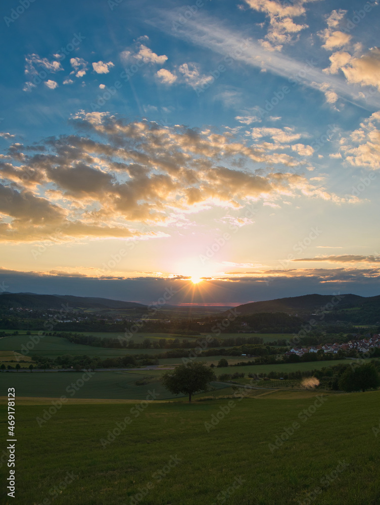 Sonnenuntergang mit schöner Landschaft aus Nordhessen im Vordergrund. Sonnenuntergang mit schöner Landschaft aus Nordhessen im Vordergrund.