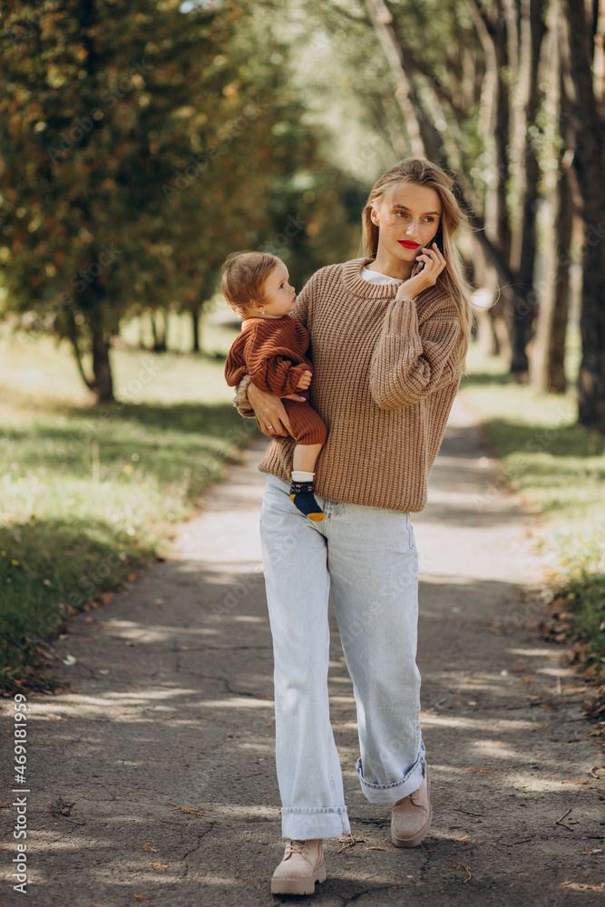 Obraz premium Mother with baby daughter together in park