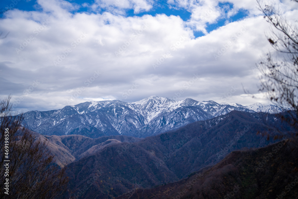 入善町、黒部宇奈月温泉や白馬岳を眺められる富山県入善町の負釣山を紅葉の時期に登山する風景 A view of climbing Mt.Oiturushiyama in Nyuzen-cho, Toyama Prefecture, with views of Kurobe Unazuki Onsen and Mt.Shirouma-dake, during the season of autumn 入善町、黒部宇奈月温泉や白馬岳を眺められる富山県入善町の負釣山を紅葉の時期に登山する風景 A view of climbing Mt.Oiturushiyama in Nyuzen-cho, Toyama Prefecture, with views of Kurobe Unazuki Onsen and Mt.Shirouma-dake, during the season of autumn