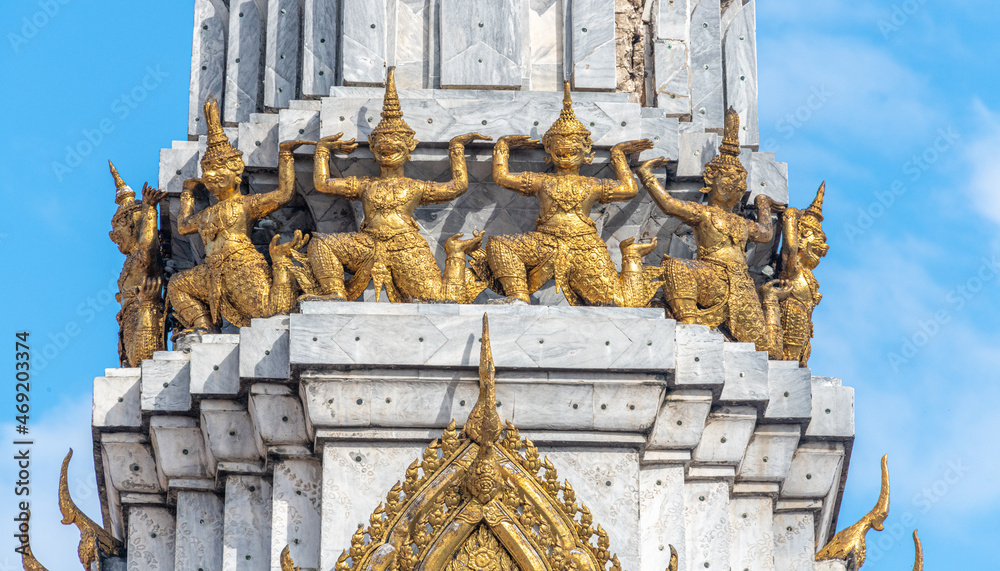 Obraz premium Golden Buddha statues at Wat Pho in Bangkok