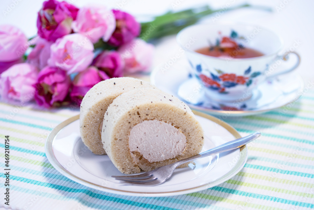 紅茶ロールケーキと紅茶とピンクのチューリップ(造花) 紅茶ロールケーキと紅茶とピンクのチューリップ(造花)