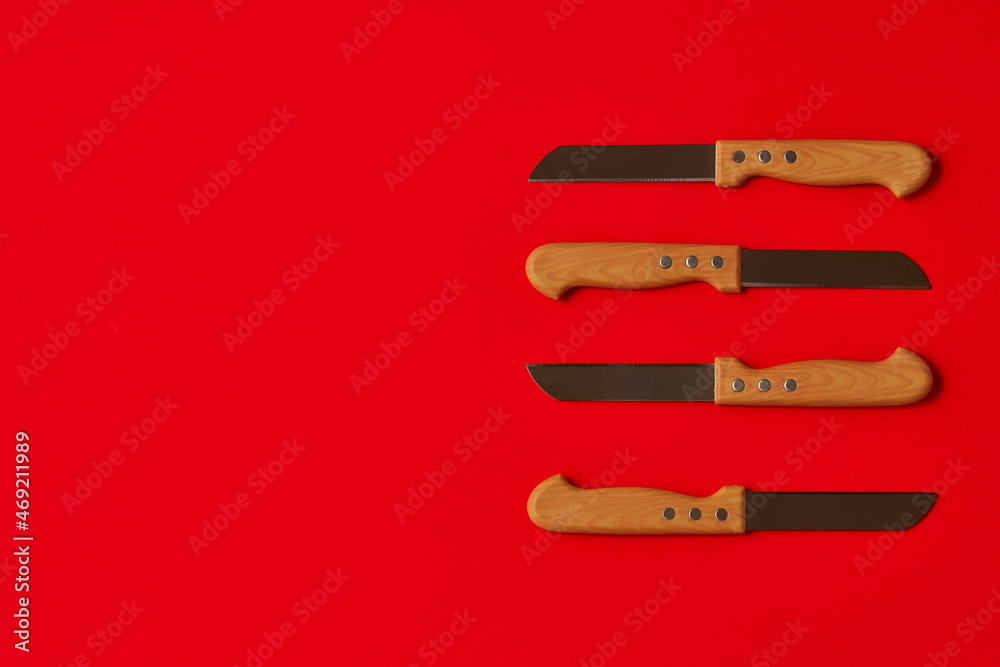 cuchillos de cocina  pequeños en un fondo rojo