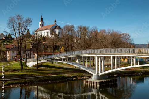 Fototapeta Naklejka Na Ścianę i Meble -  Church in Piwniczna with Poprad river and bridge in the foreground