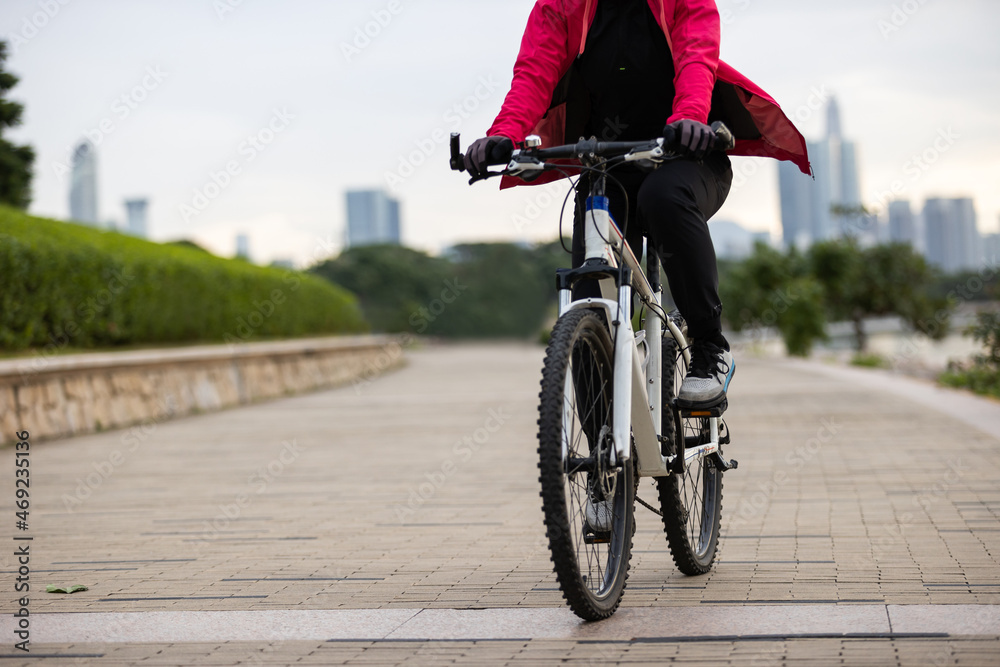 Fototapeta premium Riding bike on the coast path