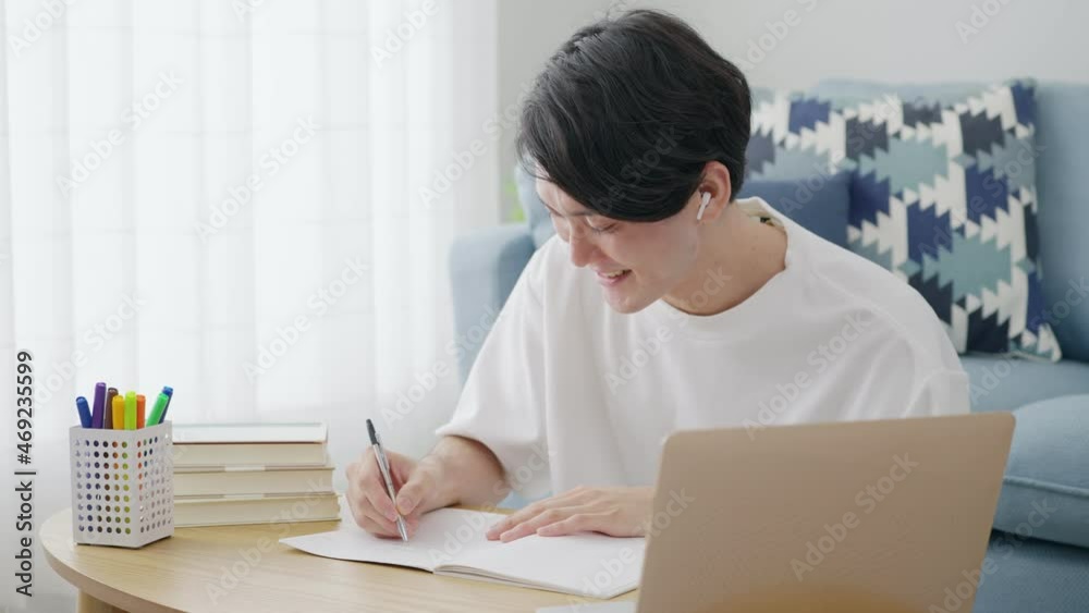 パソコンを見て勉強する若い男性・オンライン授業 パソコンを見て勉強する若い男性・オンライン授業