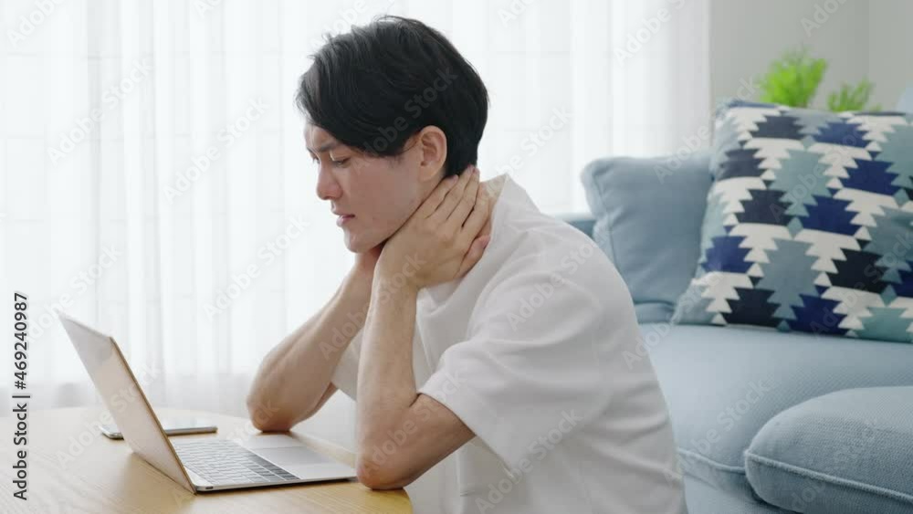 家でパソコンを使い仕事をする若い男性(ビジネスイメージ) 家でパソコンを使い仕事をする若い男性(ビジネスイメージ)