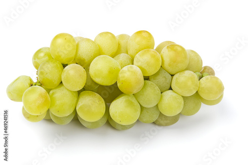 raisins verts frais isolés sur fond blanc photo