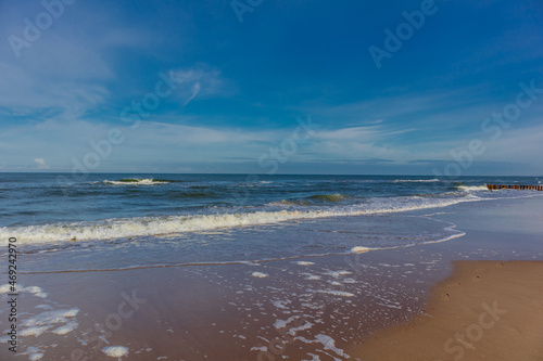 Sch  ner Strandspaziergang an der polnischen Ostsee vor den Toren von Mielno - Polen