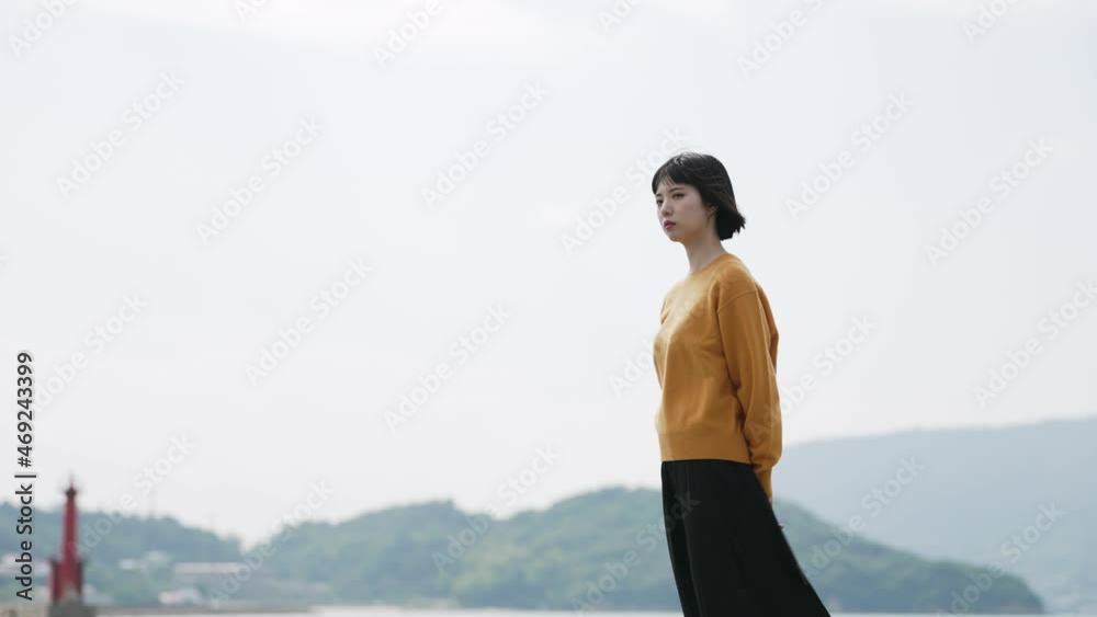 海を散策する女性 海を散策する女性