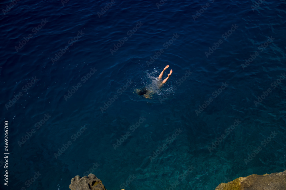 Laguna młoda kobieta nurkowanie w lazurowej wodzie