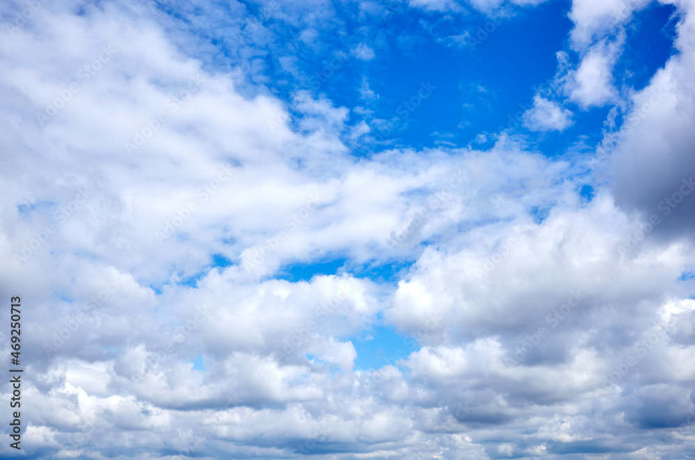 Naklejka premium Abstract image of blurred sky. Blue sky background with cumulus clouds