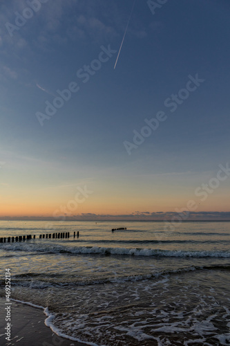 Abendlicher Strandspaziergang an der Strandpromenade von Mielno - Polen photo