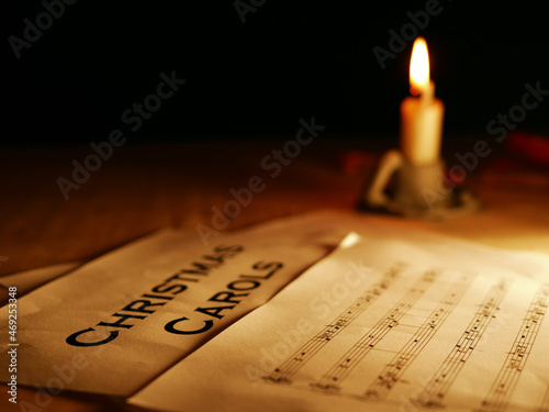 Cuadro en lienzo Christmas carols music song sheet with candle