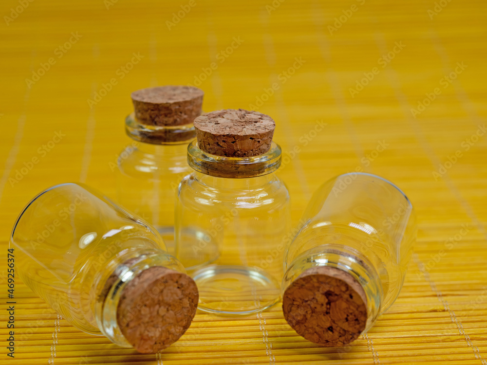 Kleine Glasflaschen mit Korken, Nahaufnahme Kleine Glasflaschen mit Korken, Nahaufnahme