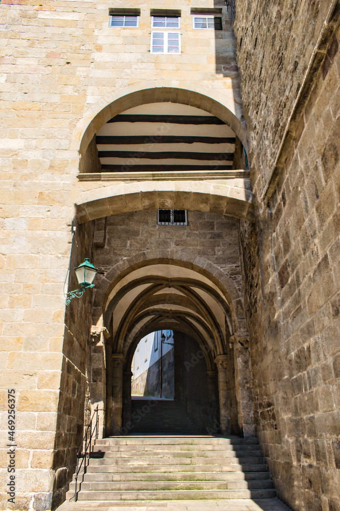 Arco y pasaje junto a la catedral de Santiago de Compostela, España