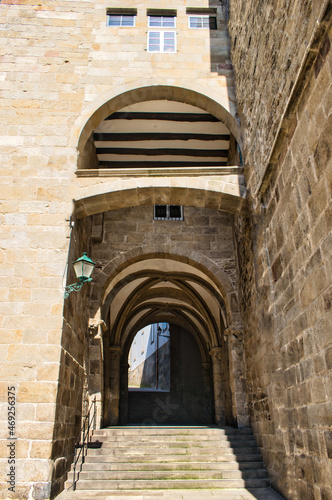 Arco y pasaje junto a la catedral de Santiago de Compostela, España © David Andres
