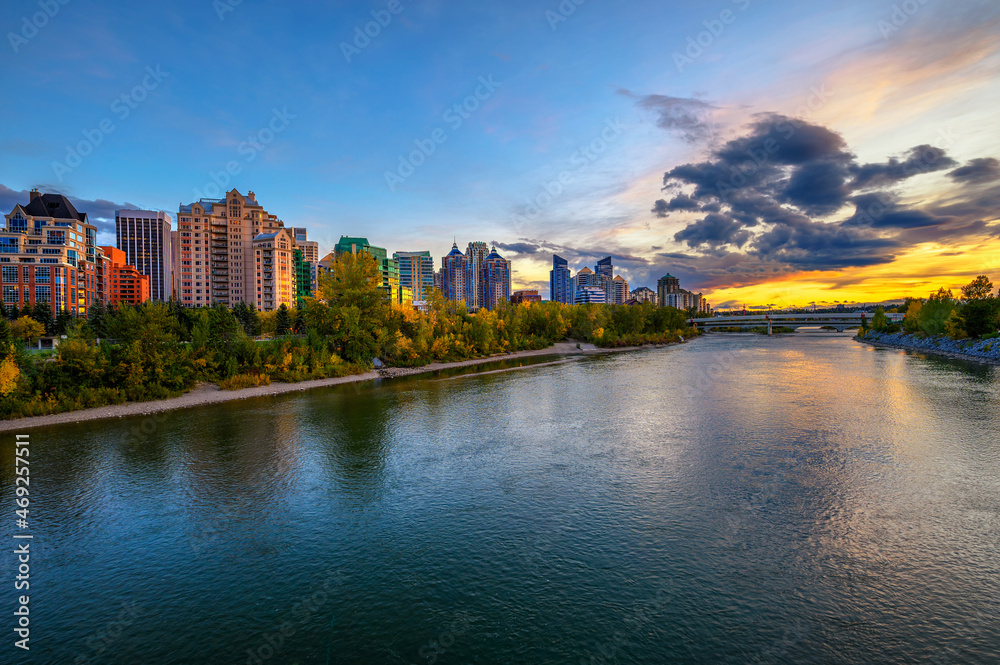 Naklejka premium Sunset above city skyline of Calgary with Bow River, Canada