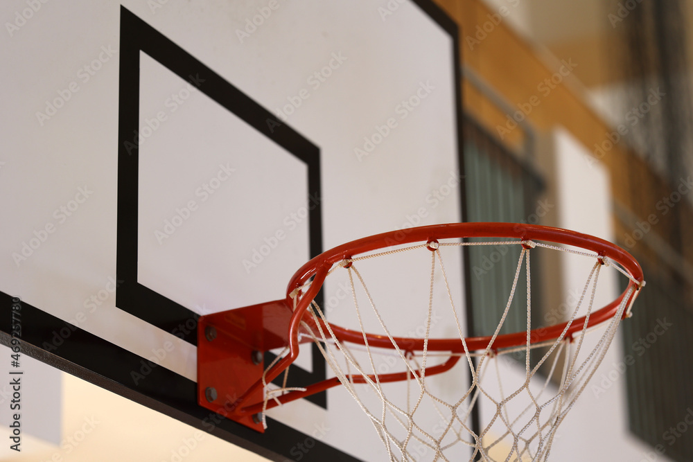 体育館のバスケットボールのリングとバックボード