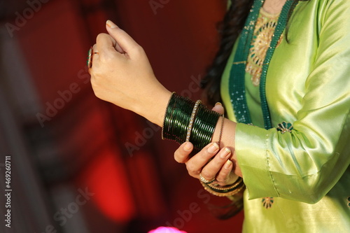 Bild auf Leinwand Mehndi Bride showing green bangles