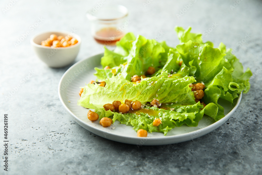 Healthy green salad with spicy chickpeas