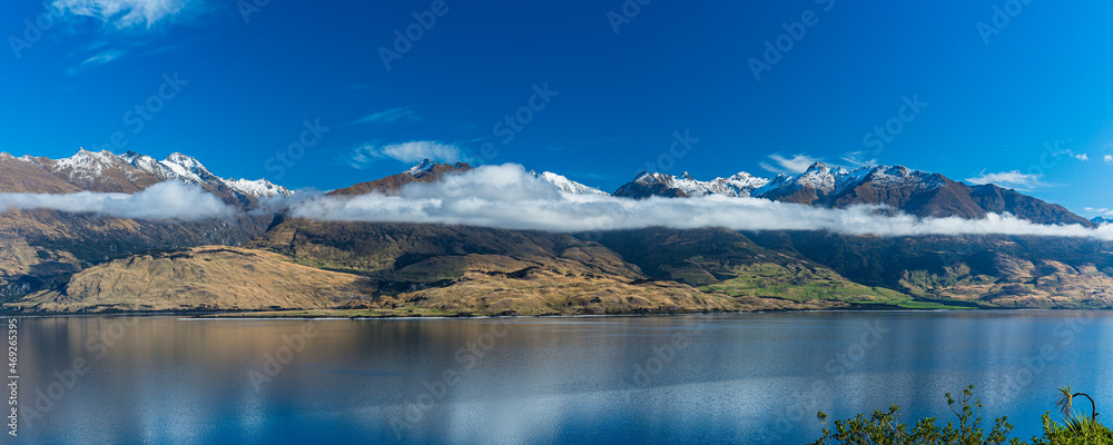 ニュージーランド　オタゴ地方のワナカ湖と南アルプス山脈