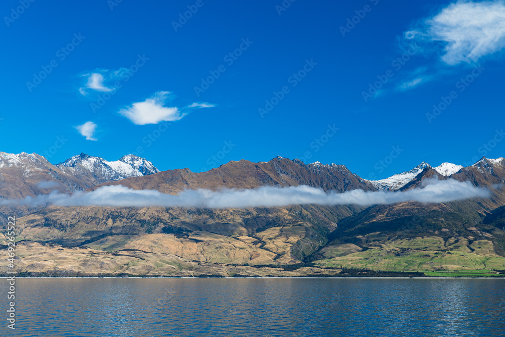 ニュージーランド　オタゴ地方のワナカ湖と南アルプス山脈