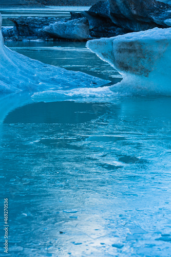 ニュージーランド アオラキ・マウント・クック国立公園のフッカー・バレー・トラックのトレッキングコースのゴール地点、フッカー氷河湖の凍った湖に浮かぶ氷河