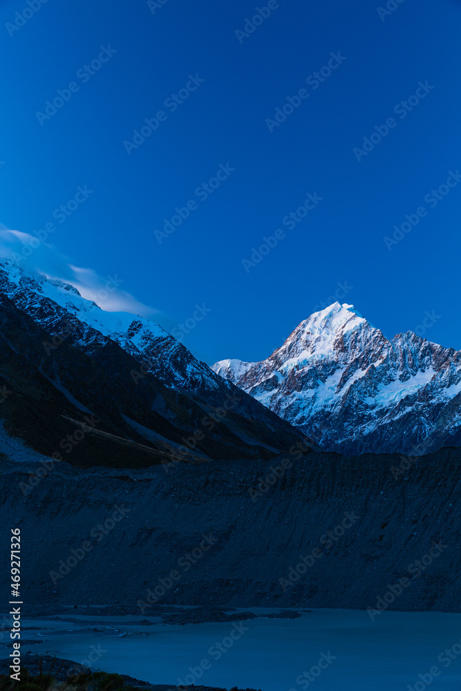 Fototapeta premium ニュージーランド アオラキ・マウント・クック国立公園のケア・ポイントから見える夕暮れ時のマウント・クックとミュラー湖