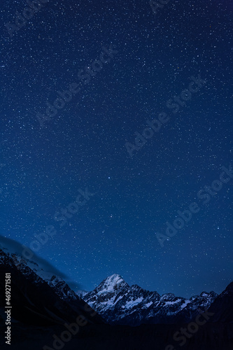 ニュージーランド アオラキ・マウント・クック国立公園のケア・ポイントから見える夜のアオラキ山と星空