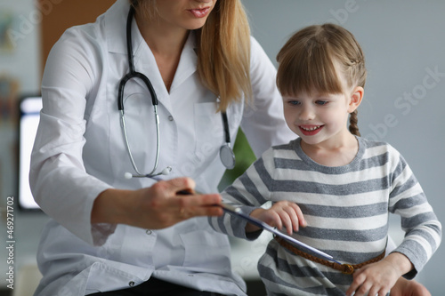Bilde på lerret Pediatrician female try to distract child attention and make diagnostic